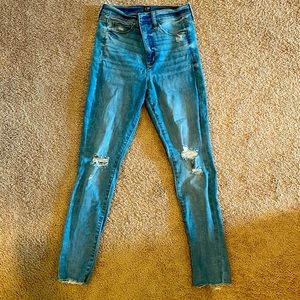 Gap women’s favorite jegging denim. Size 6. Distressed. High rise and stretchy.